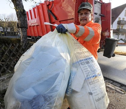 Neuer Service für alle Haushalte im Landkreis: Ab Januar 2010 holen Mitarbeiter der Entsorgungsfirma Veolia den gefüllten gelben Sack direkt von zu Hause ab und das sogar 13 mal im Jahr.